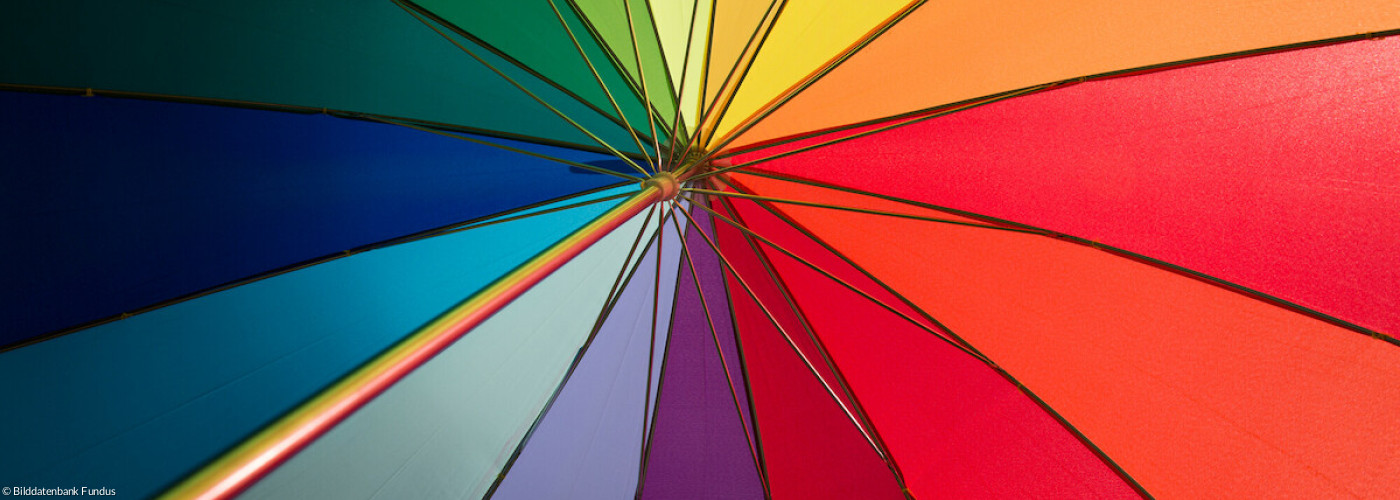 Regenschirm mit Regenbogenfarben