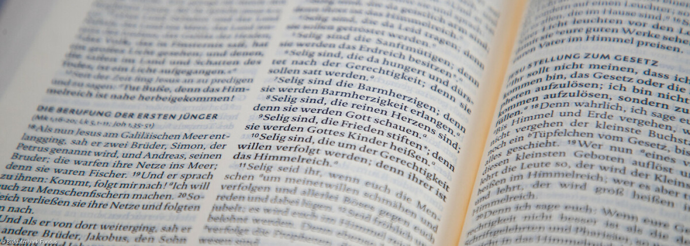 Aufgeschlagene Bibel - Seligpreisungen