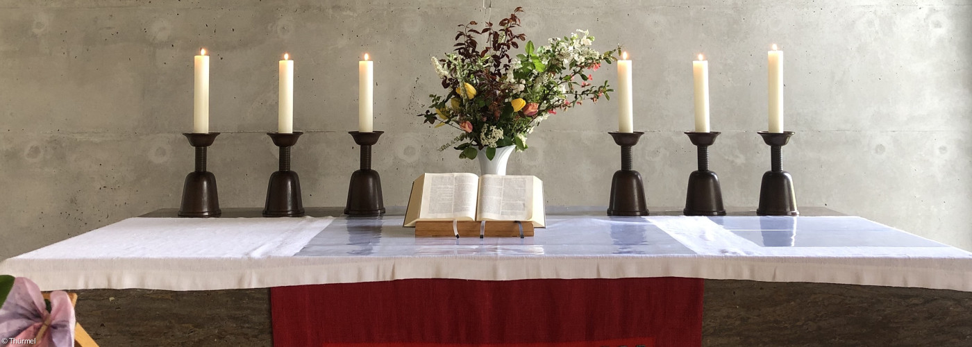Altar mit Kerzen und Blumen