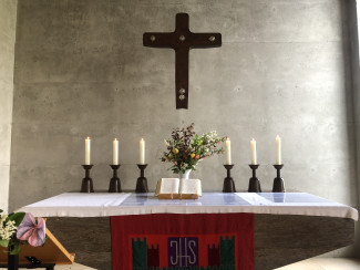 Festlich geschmückter Altar