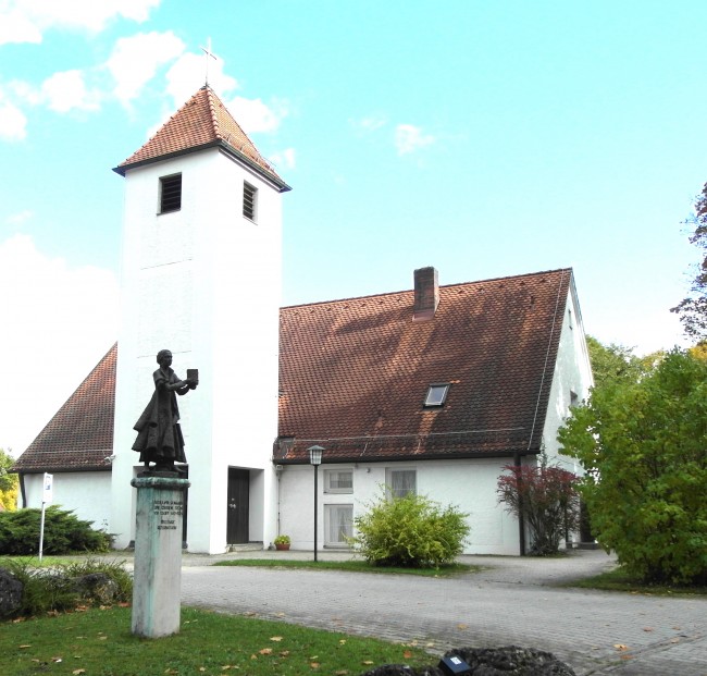 Statue der Argula von Grumbach vor der Erlöserkirche